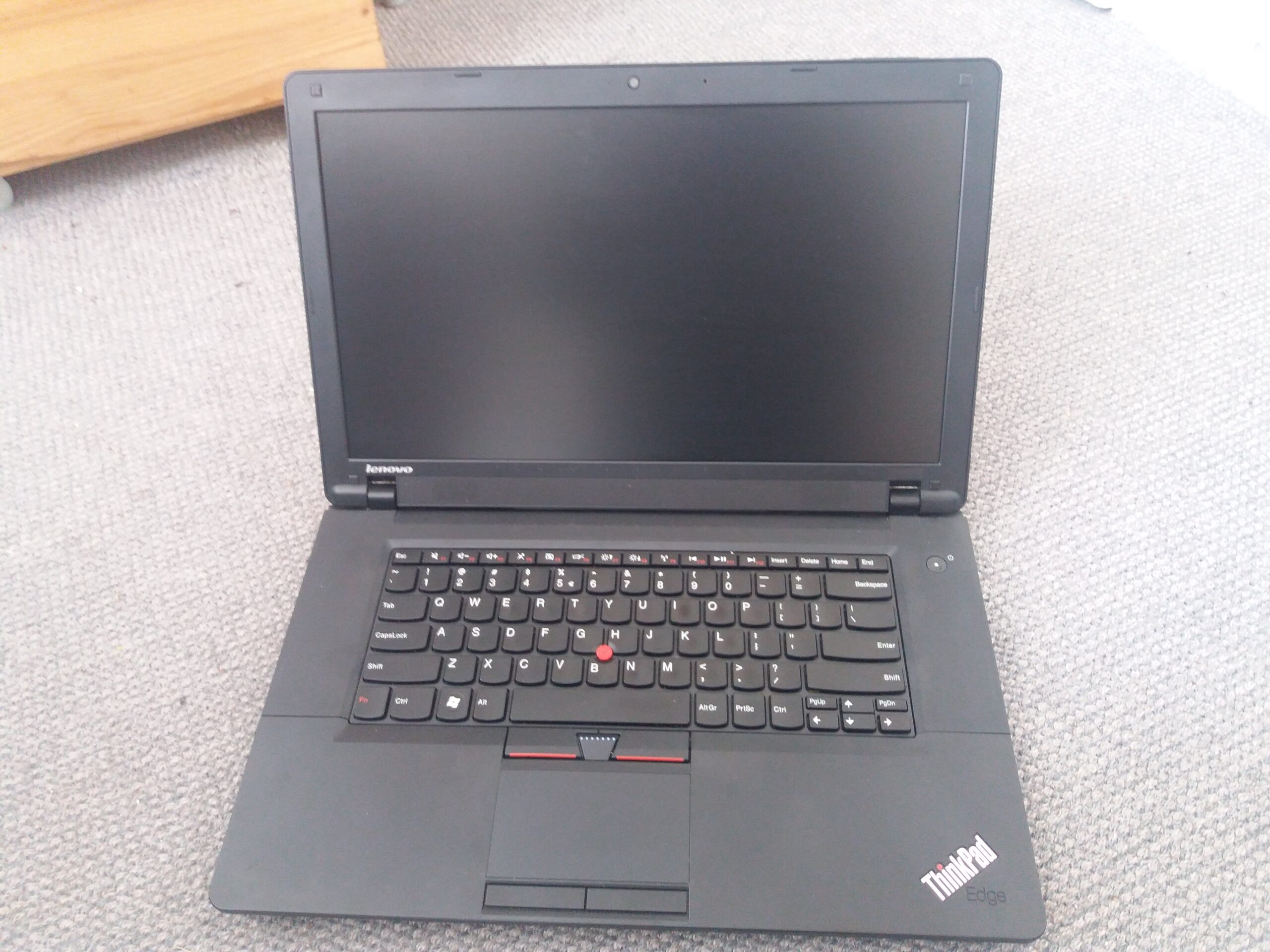 Lenovo Thinkpad-Edge; i3, 4GB, 500GB HDD, 15", Debian Linux